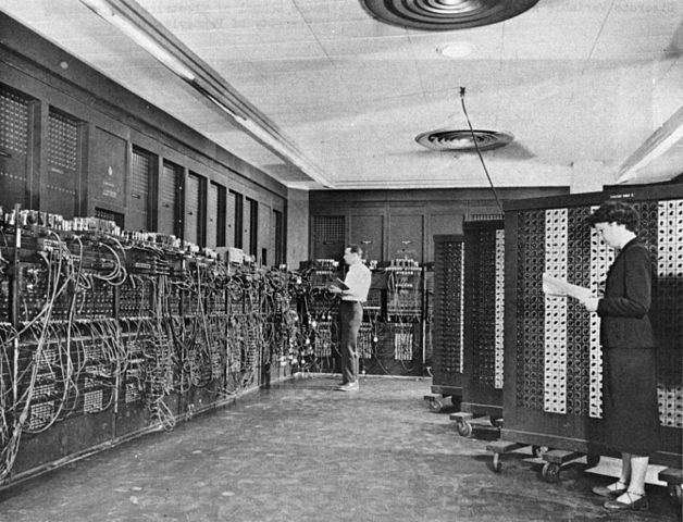 Blick auf einen Teil des ENIACs. Rechts vorn im Bild ist Elizabeth Holberton (geb. Snyder). (Bild: Wikimedia Commons)