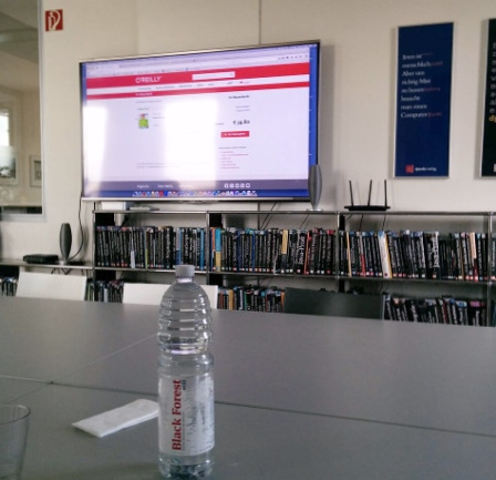 Website-Meeting in Heidelberg: "Warum ist das so rot?" und andere Fragen diskutieren. Die Farbfrage ließ sich mit Blick auf die Bildschirmeinstellungen sehr schnell klären :)